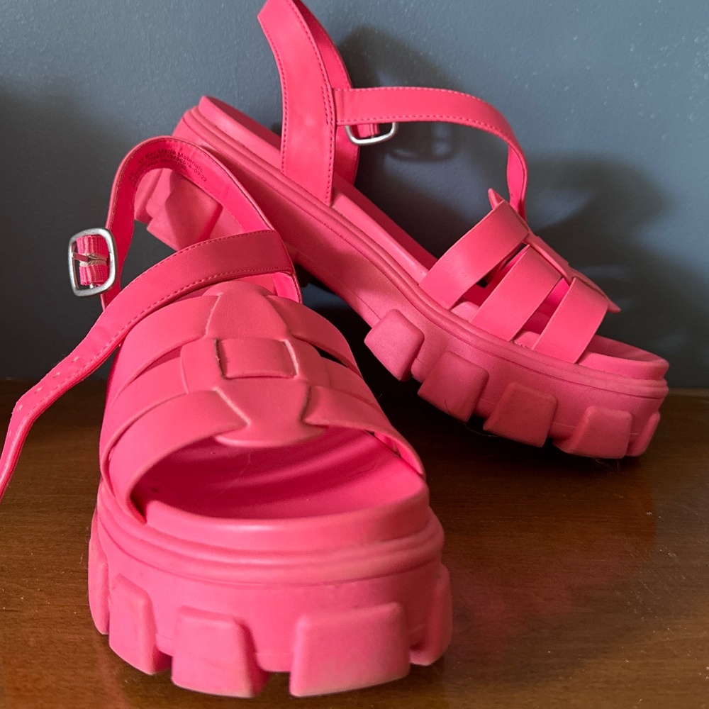 Pink platform buckle sandals - Picture 2 of 3